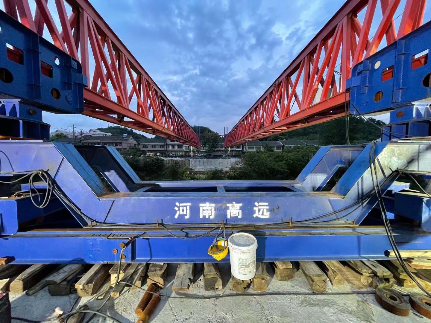 架橋機(jī)安裝人員要嚴(yán)格按照安裝計(jì)劃，要對(duì)參與安裝的所有人員進(jìn)行培育