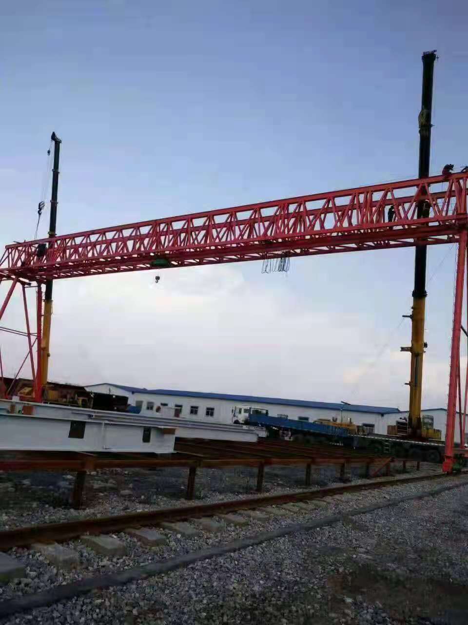 為什么龍門吊還需要做地基?當地面坡度比較大時，我們該怎么做龍門吊地基?